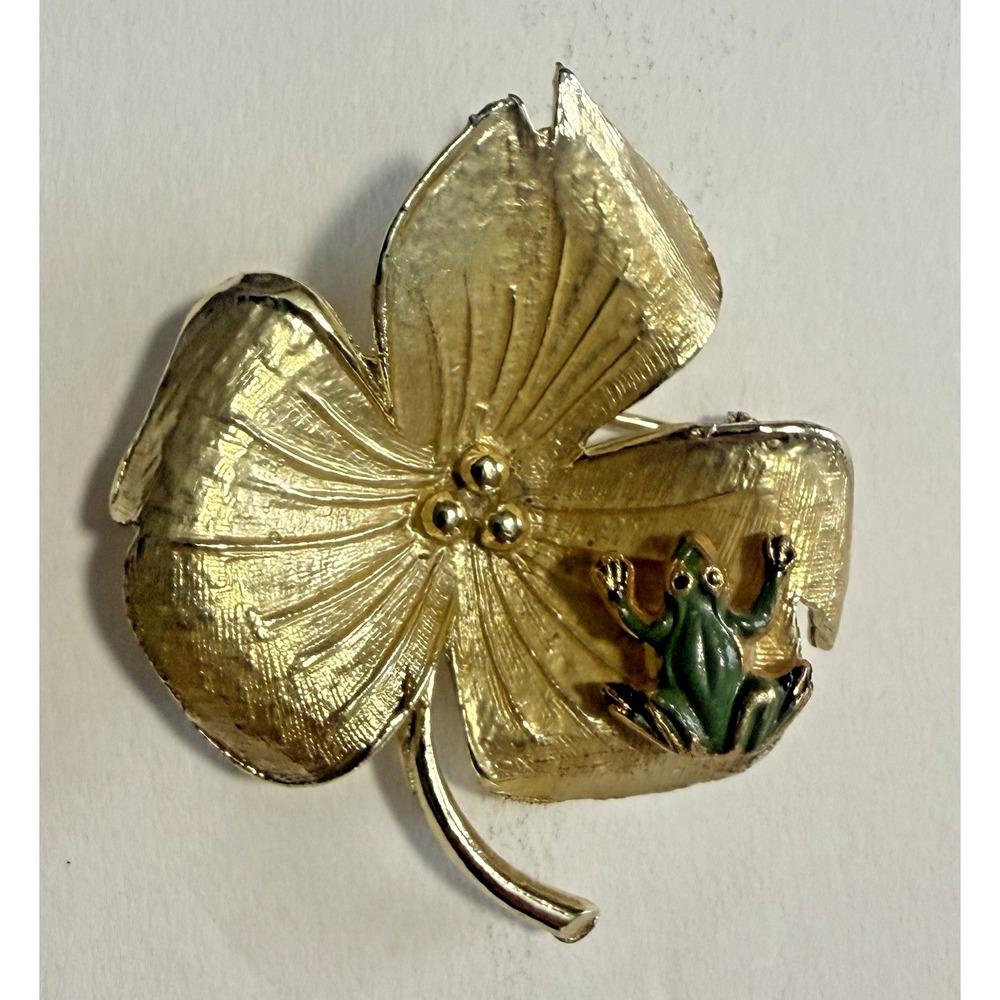 Vintage  - gold tone - dogwood flower with Frog - PIN - brooch